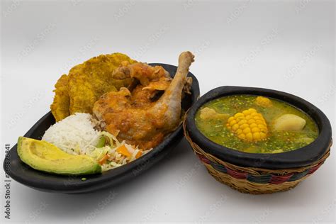  Sancocho de Gallina: Un plat traditionnel colombien réconfortant aux saveurs vibrantes et épicées !