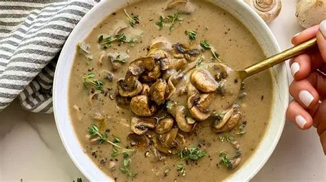  La soupe aux champignons noirs de Qiqihar: Une explosion savoureuse et réconfortante dans un bouillon riche!