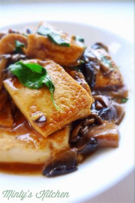   Le Tofu Braisé aux Champignons: Plongez-vous dans une symphonie Umami où la douceur du tofu rencontre l'intensité des champignons!