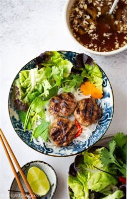  Bún Chả: Une symphonie de saveurs grillées et d'herbes fraîches exotiques !