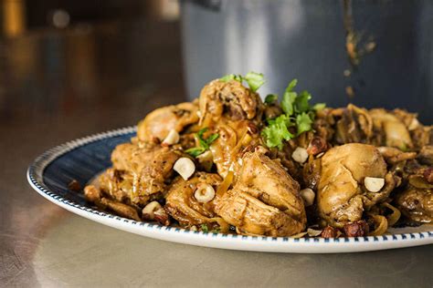  Le Poulet aux Noisettes de Weifang:  Une Symphonie Croustillante et Savoureuse en Explosion de Saveurs Asiatiques 