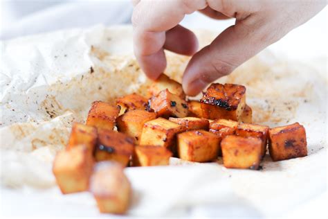  Le Tofu Rou de Hezhou: Un Délice Fumé et Piquant qui Embaume la Cuisine Locale!