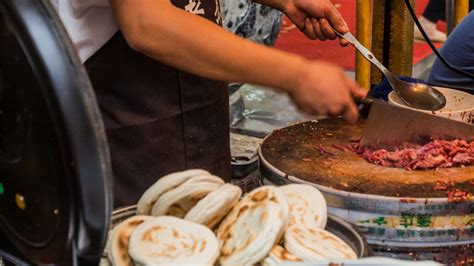  Rou Jia Mo: UneExplosion de Saveurs Tendres et Savoureuses dans les Rues Vibrantes de Xi'an!