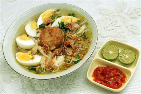  Soto Banjar! Un bouillon parfumé et une explosion de saveurs épicées